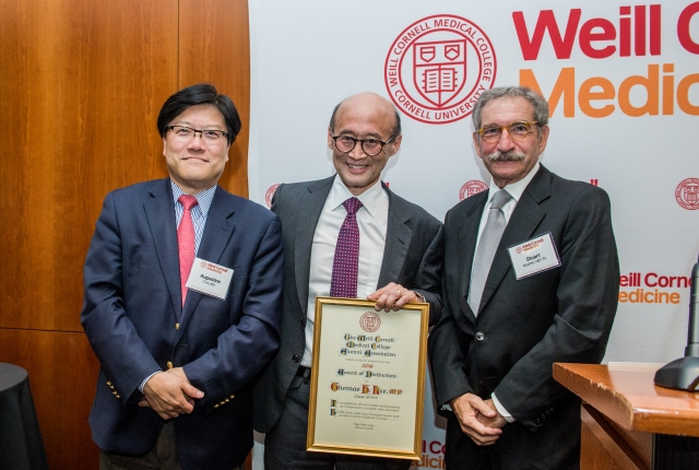Dean Augustine M.K. Choi and Dr. Stuart Mushlin pose with Dr. Thomas Lee as he holds his award